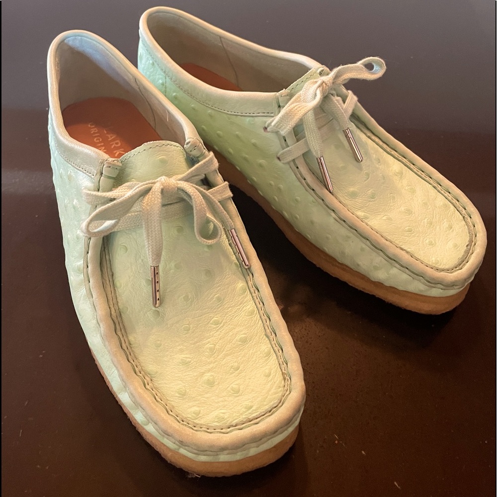 CLARKS ORIGINALs ostrich skin mint green WALLABEE DERBYS (crepe sole)